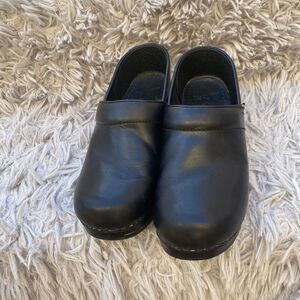Dansko Clogs Women's Size 39 Wide‎ Black Leather Shoes Pre Owned MSRP $149.95